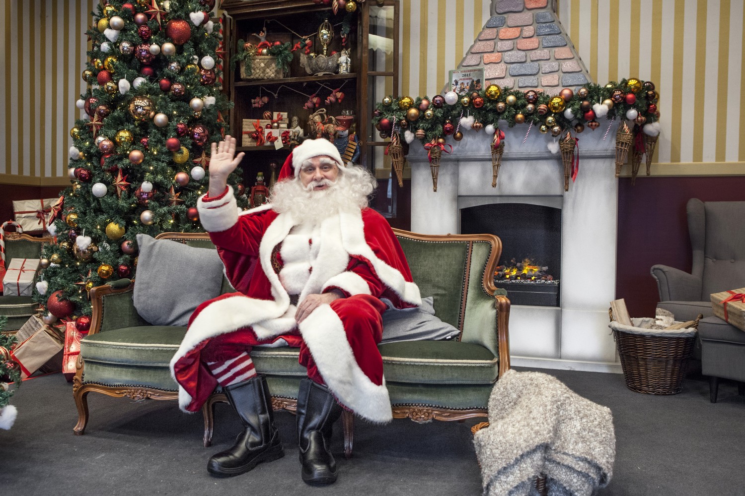 Julemanden ønsker både voksne og barn velkommen til Tivoli