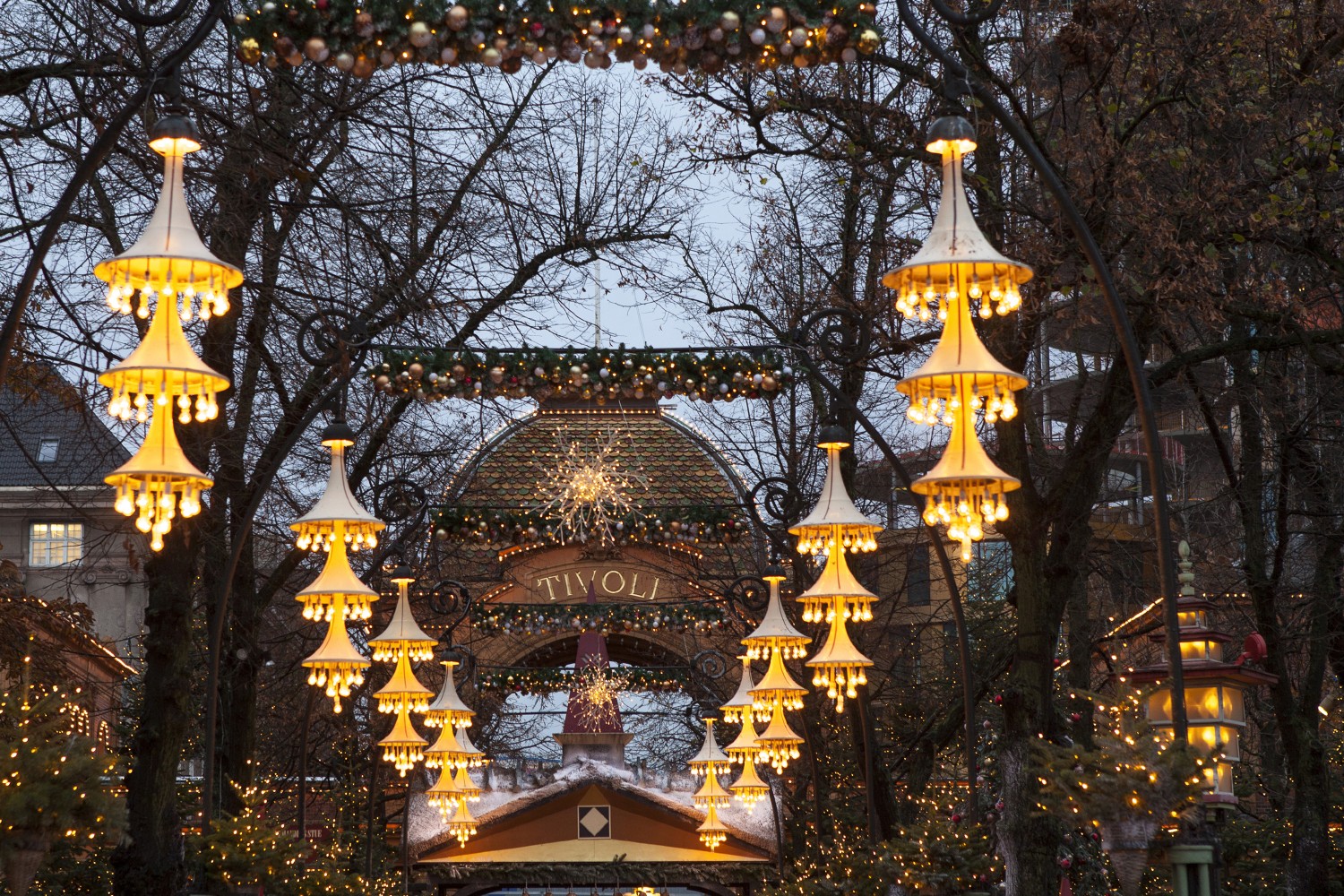 Lysene funkler over hele Tivoli i julen og skaper magisk stemning