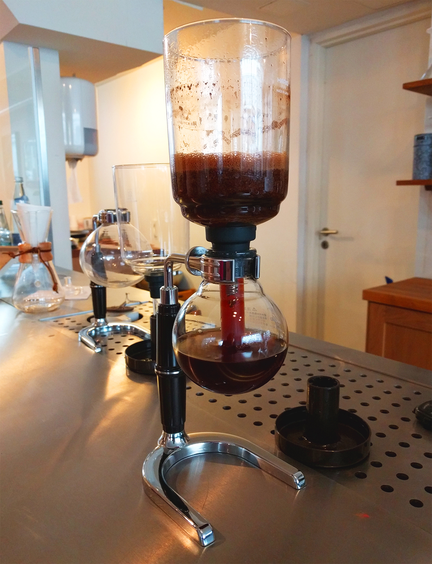 En Siphon-brygger bruker vakuum for å presse vann gjennom kaffen. Kent Kaffe Laboratorium lever opp til navnet. 