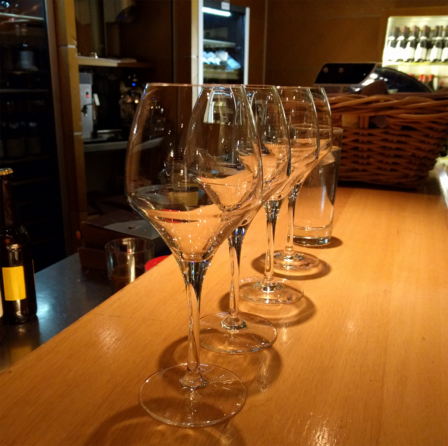 Alt klart for vinsmaking: Glassene står fremme, med det viktige vannglasset bakerst.