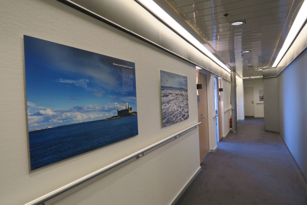 I forbindelse med oppgraderingen av skipene i 2015, ble også konferanseområdene pusset opp. Da ble det også hengt opp inspirerende bilder fra havet på veggene. 