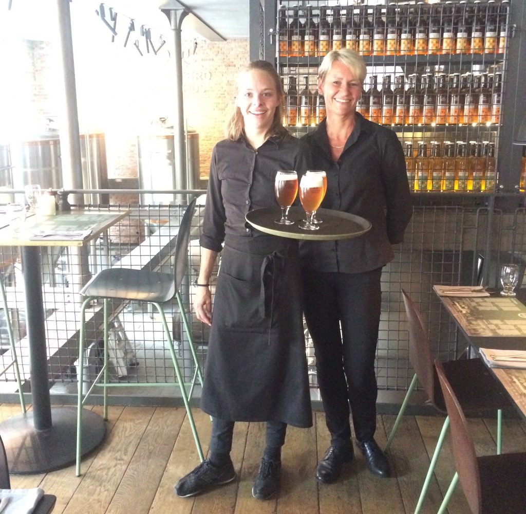 Fra høyre: Lene Weng er event- og bookingkoordinator og serverte oss hele besøket på Nørrebro Bryghus. Bjørk er også servitør på brygghuset, og er opprinnelig fra Island. Hun har bodd i København i syv år. Hos disse to er du i trygge hender, og garantert en god opplevelse!