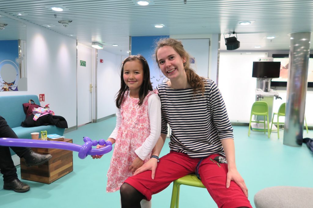 Den danske barneunderholderen Emma er ny om bord, men var veldig flink med barna. 