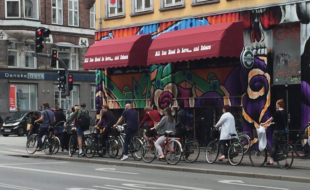 Dette er langt fra et sjeldent syn i København. Selv om det er mange syklister som sykler nært hverandre, skjer det sjeldent ulykker.