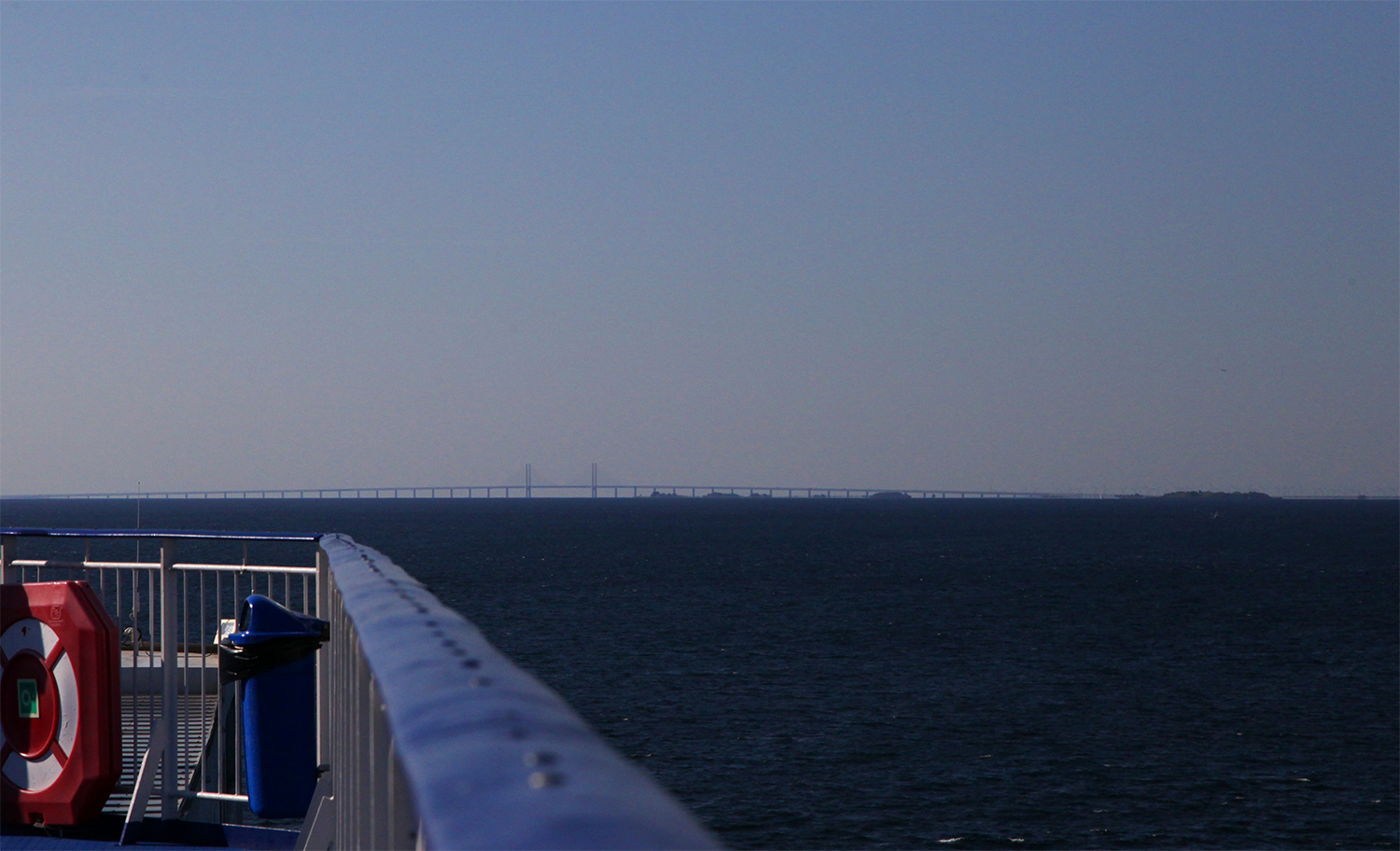 Øresundbroen i morgendis på vei inn mot København.