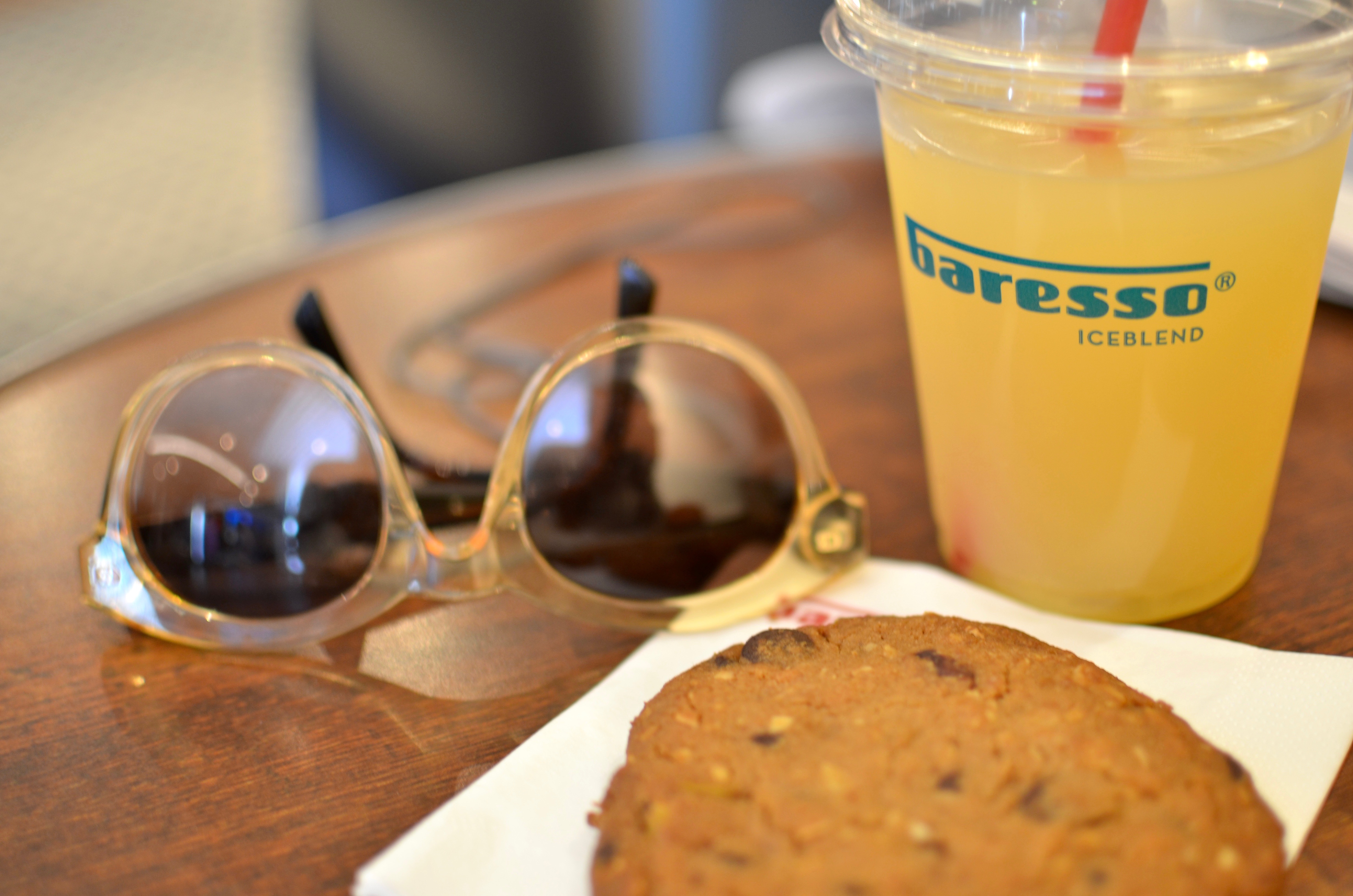 Er det sol på dekk kan man ta med juice og en cookie ut i finværet.