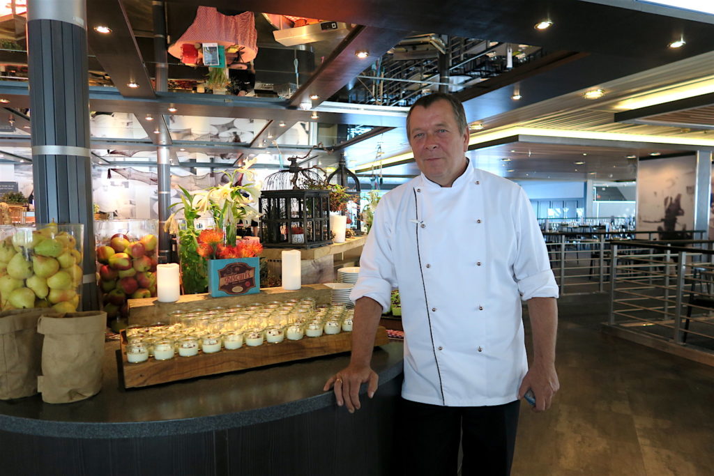 Danske Tommy Aakjær er kjøkkensjef på Pearl Seaways, og har full kontroll på all maten som serveres. Også dessertene. Her viser han frem mange av alle de søte fristelsene som lages om bord.